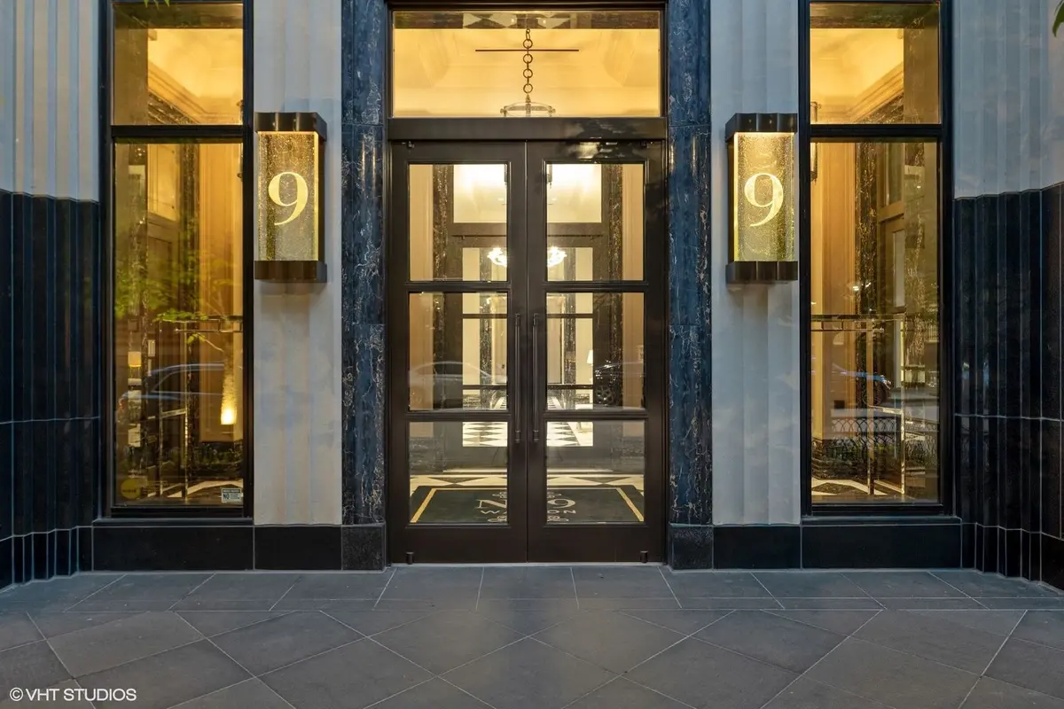 9 W Walton Street