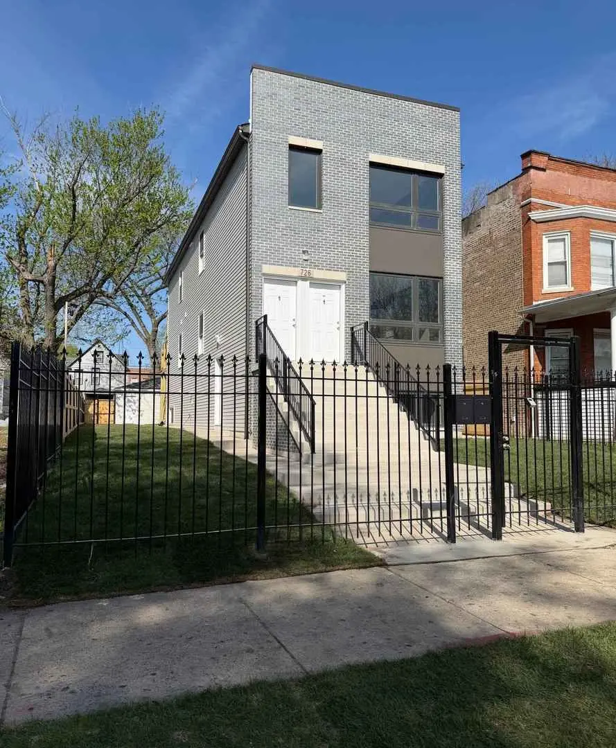 4933 W Walton Street