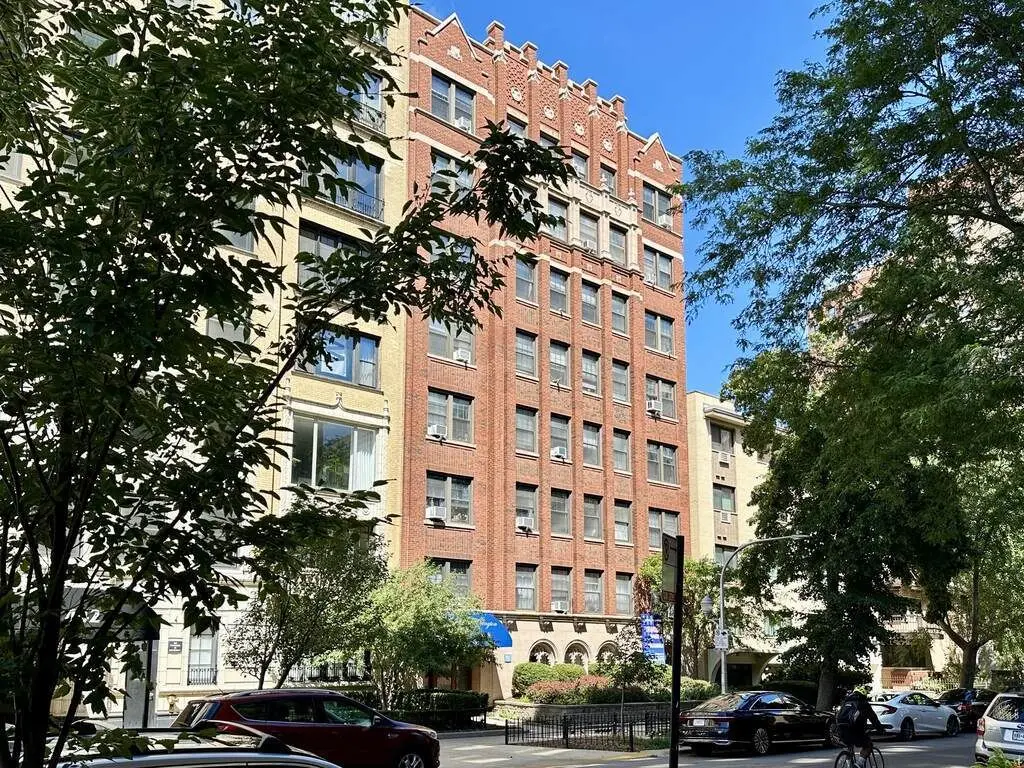 434 W Wellington Avenue