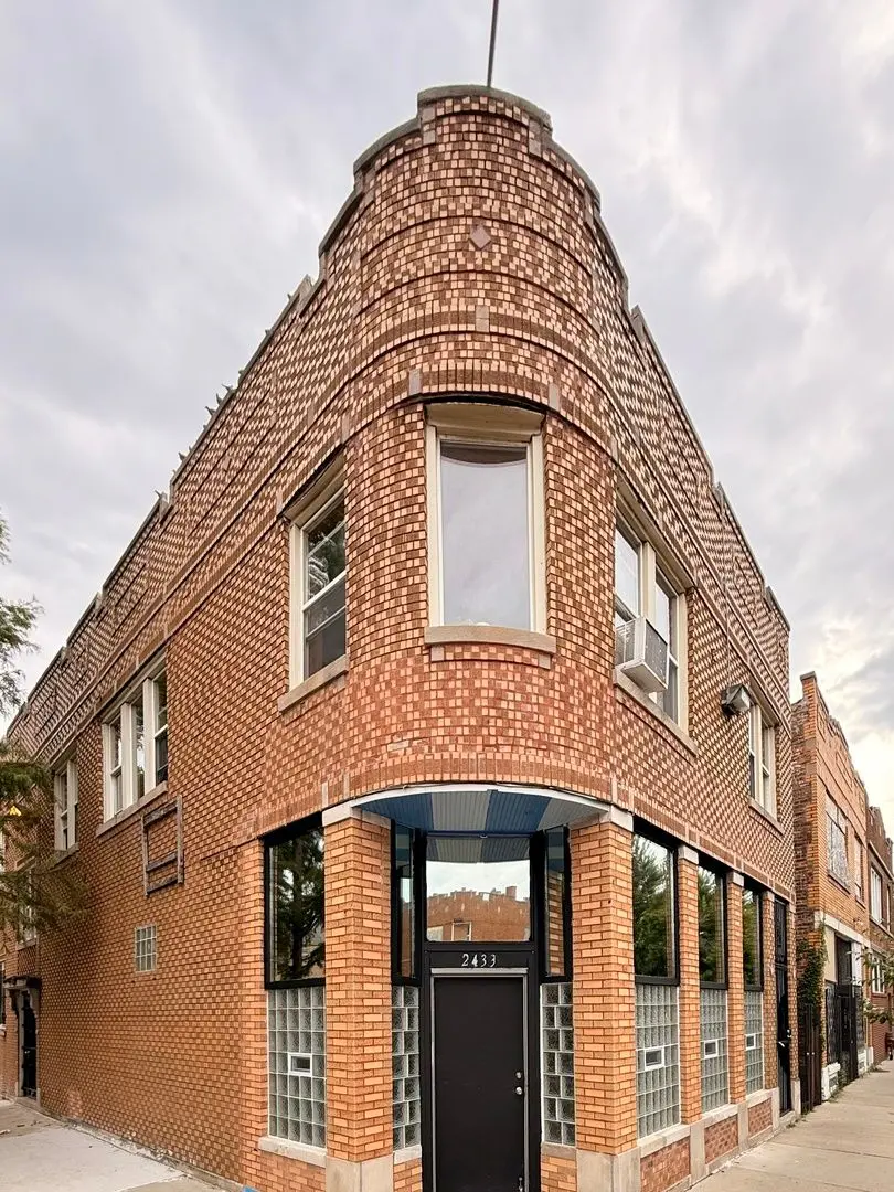 2433 W Lithuanian Plaza Court