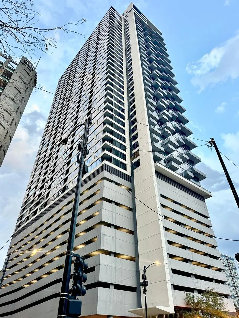 235 W Van Buren Street
