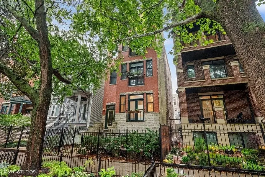 857 W Roscoe Street