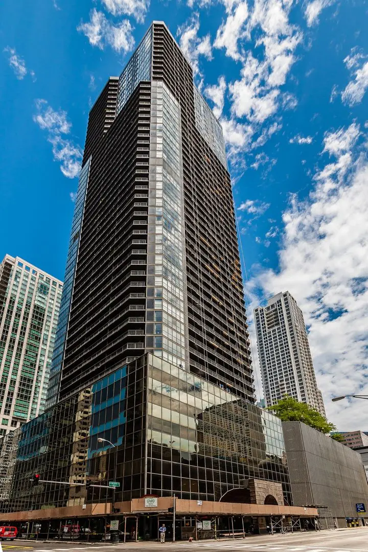 10 E ONTARIO Street