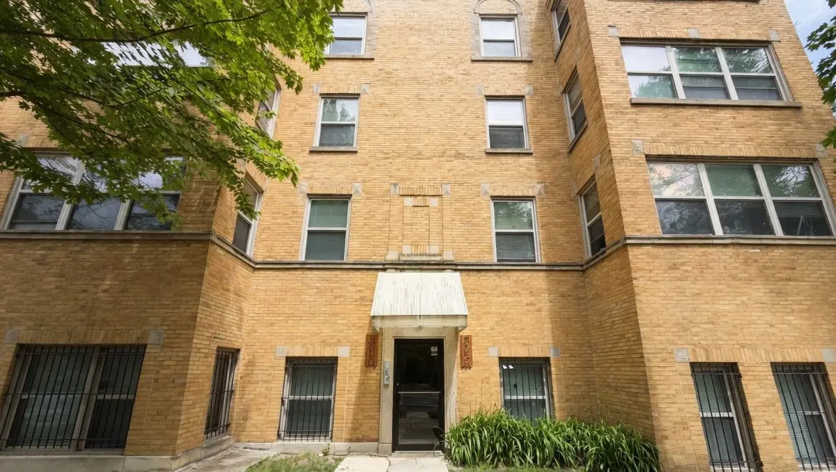 2042 W Touhy Avenue