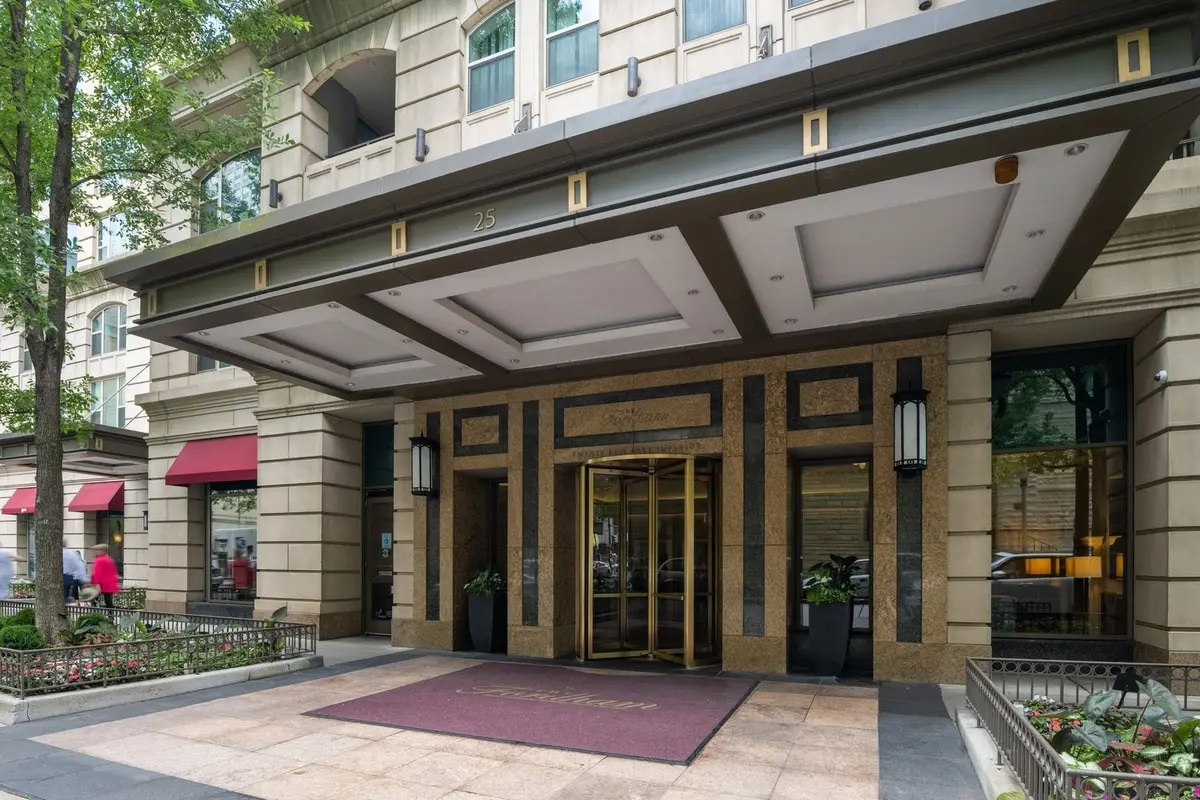 25 E SUPERIOR Street