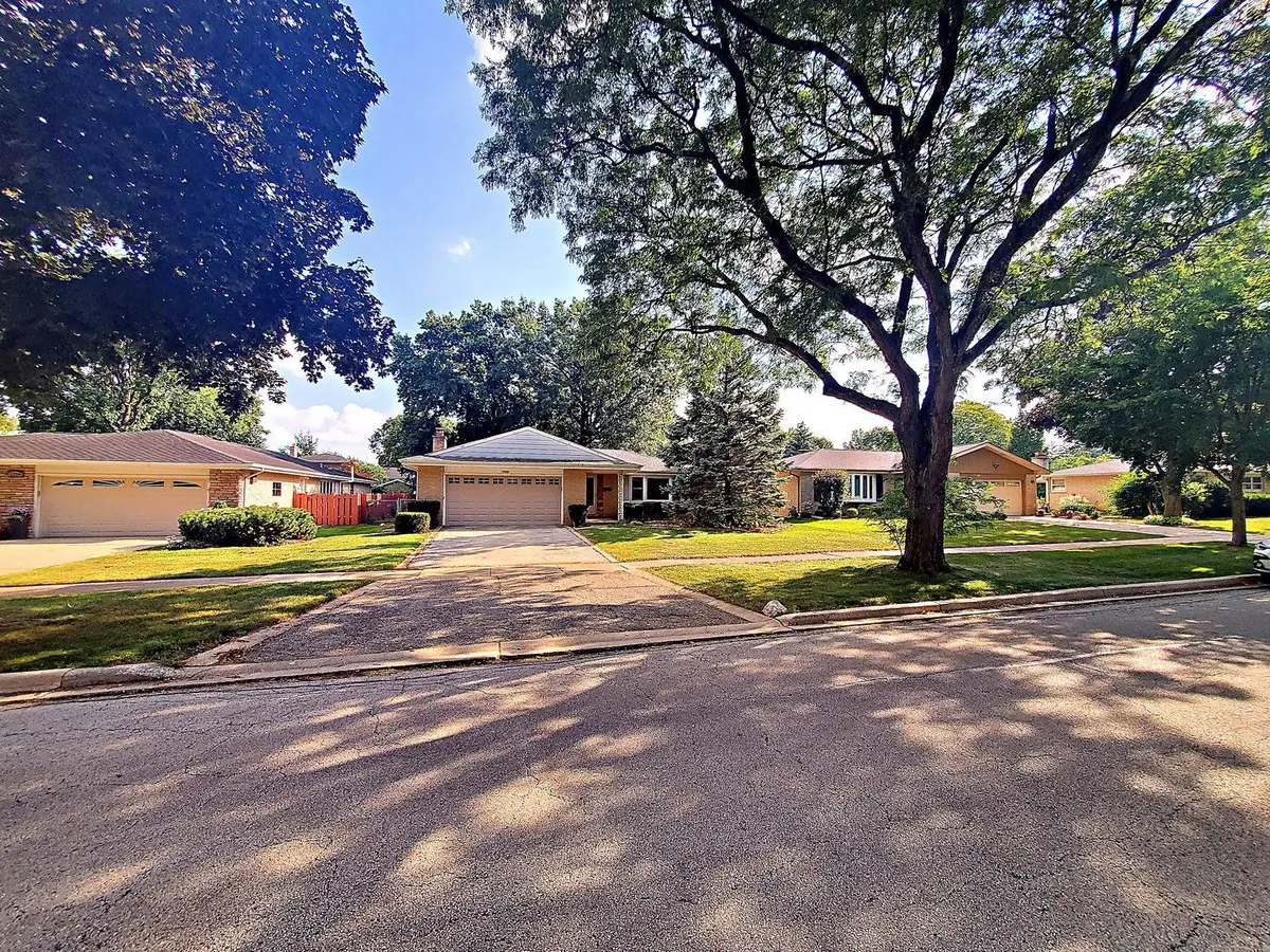 1221 W Lonnquist Boulevard