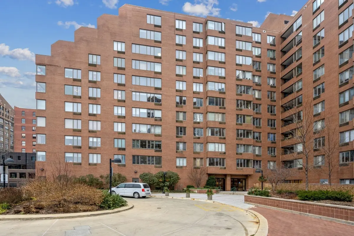 801 S PLYMOUTH Court