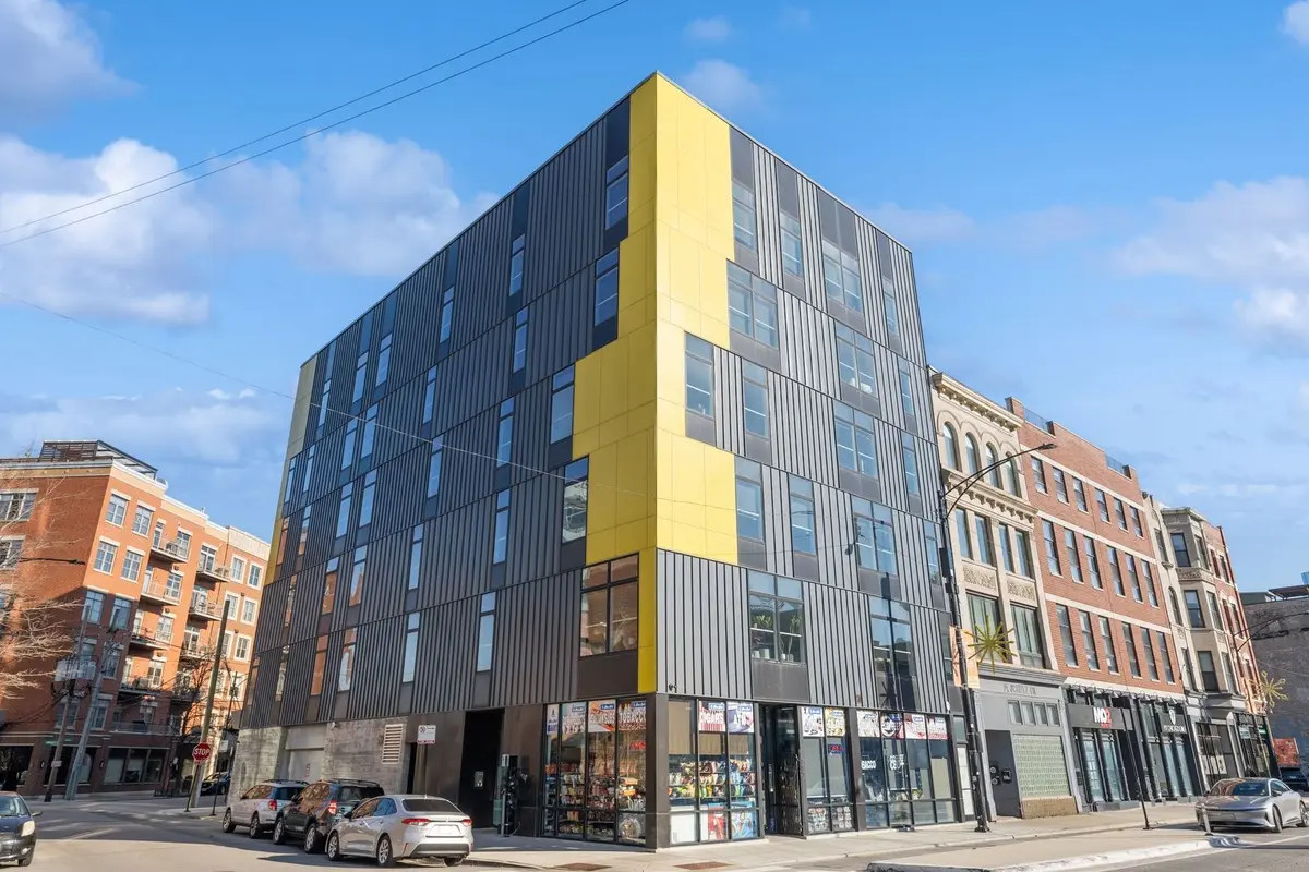 713 N Milwaukee Avenue