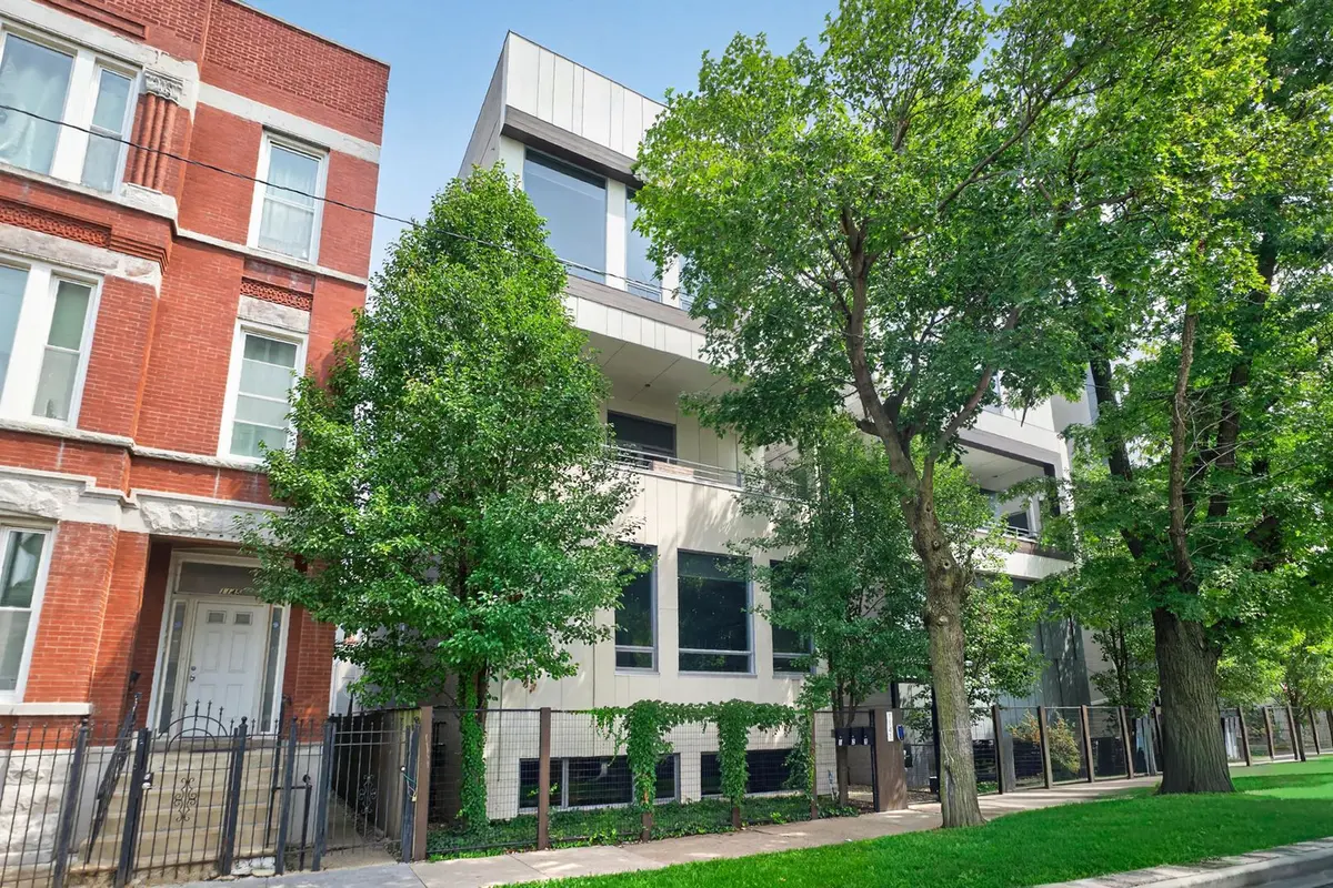 1141 N LEAVITT Street