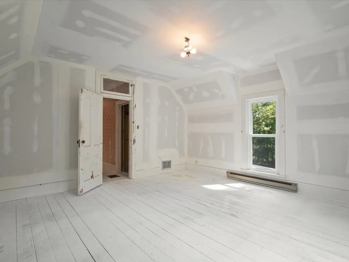 1112 W Saint James Road
