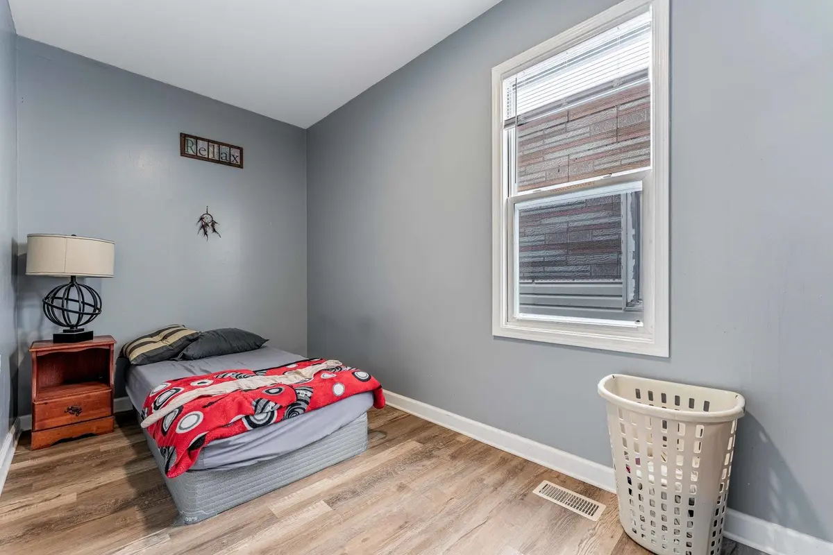 4921 W 28th Place