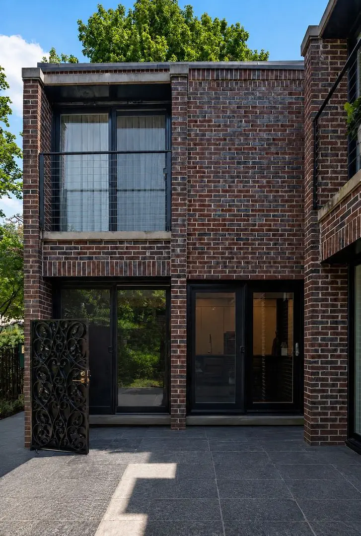 2321 N Geneva Terrace