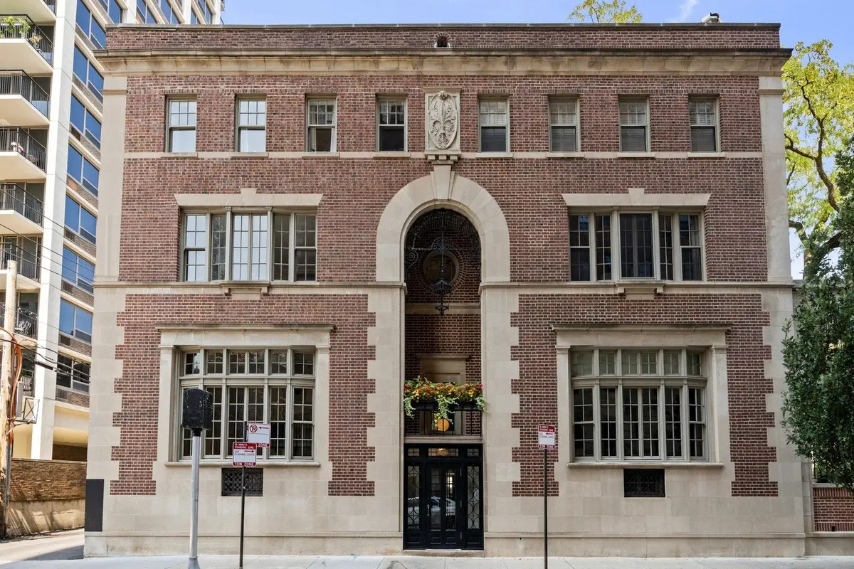 50 W Schiller Street