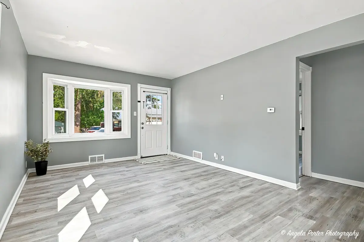 1621 ROUND LAKE Drive