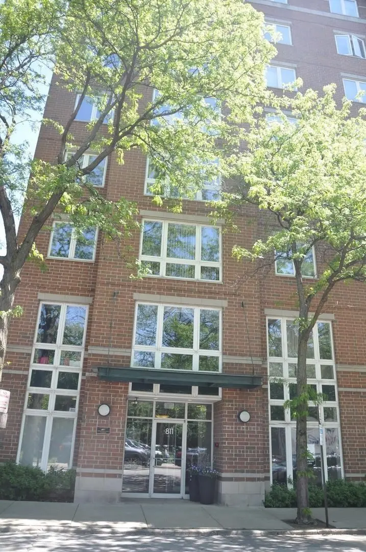 811 Chicago Avenue