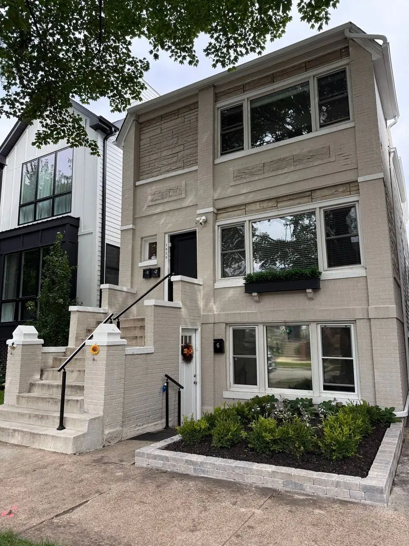 1928 W Barry Avenue