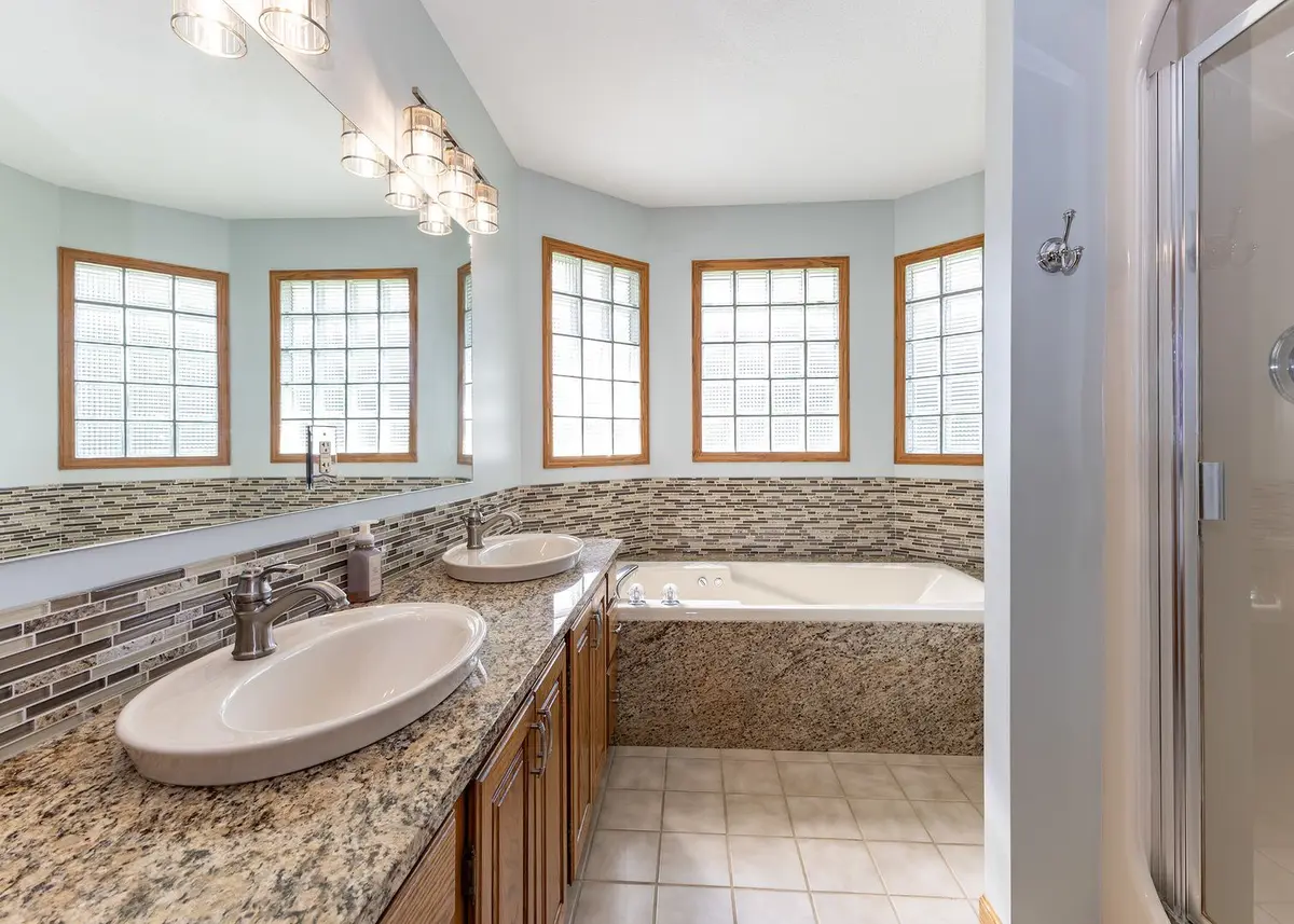 906 Ridgeview Court