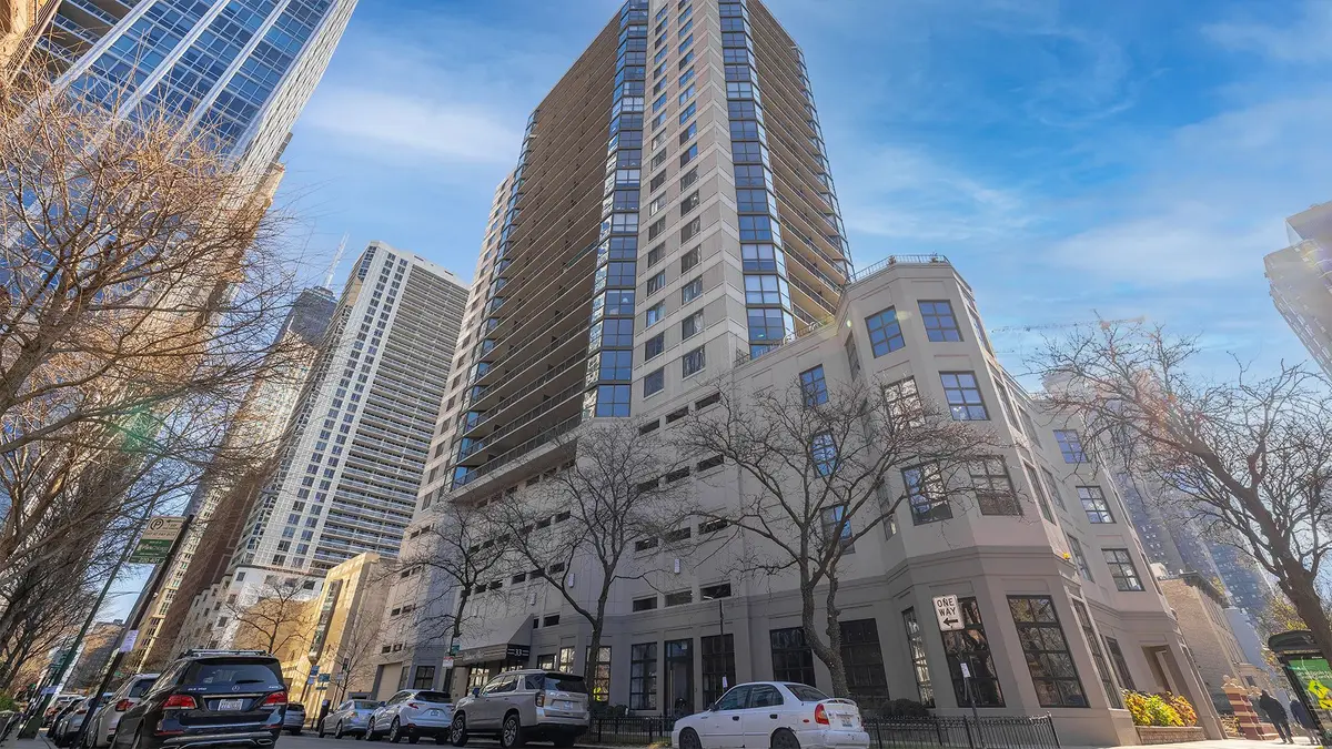 33 W Delaware Place