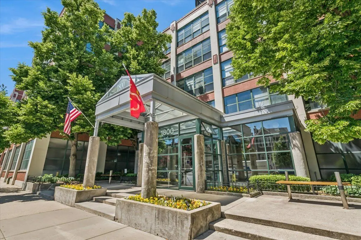 1800 W Roscoe Street