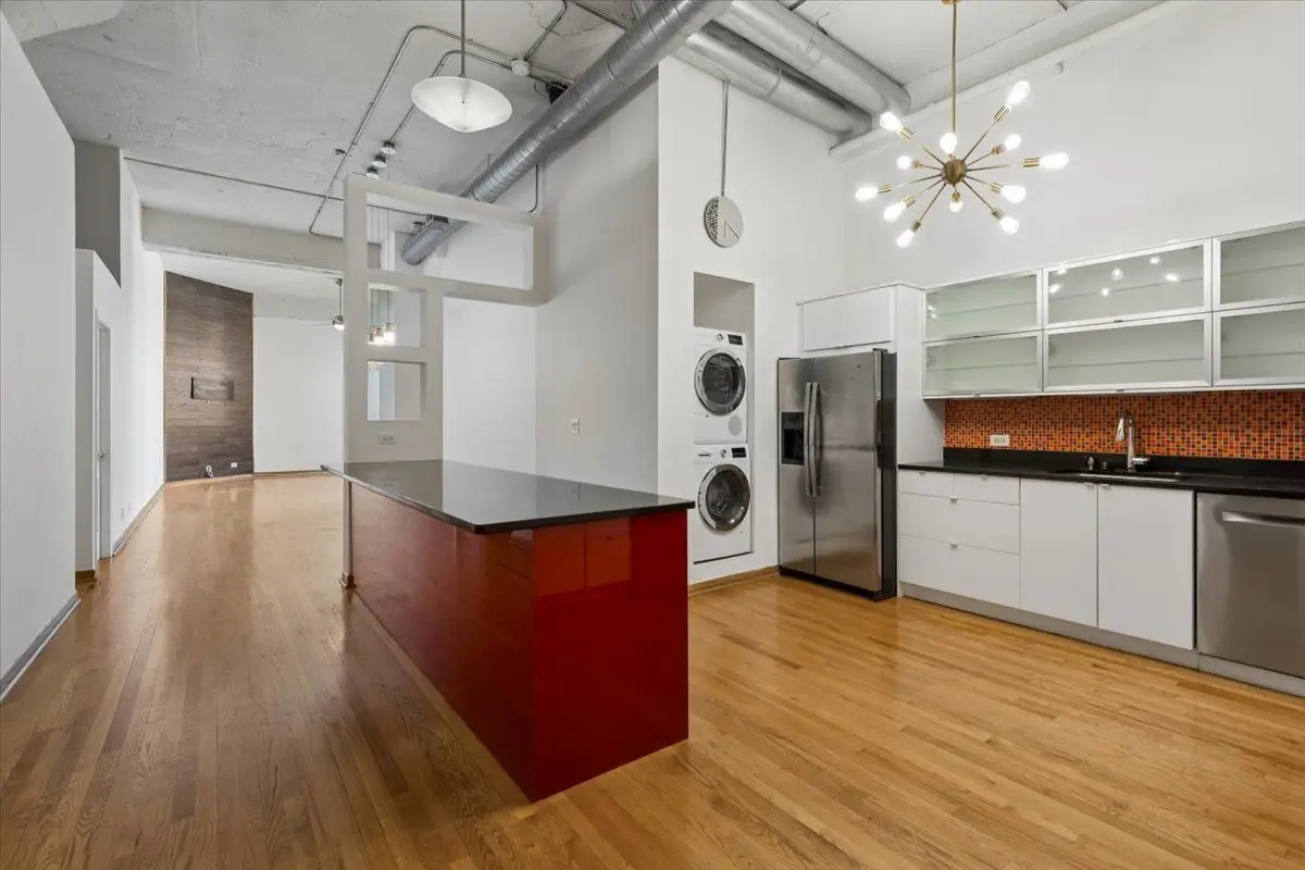 1800 W Roscoe Street