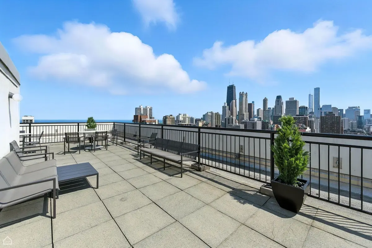 88 W Schiller Street