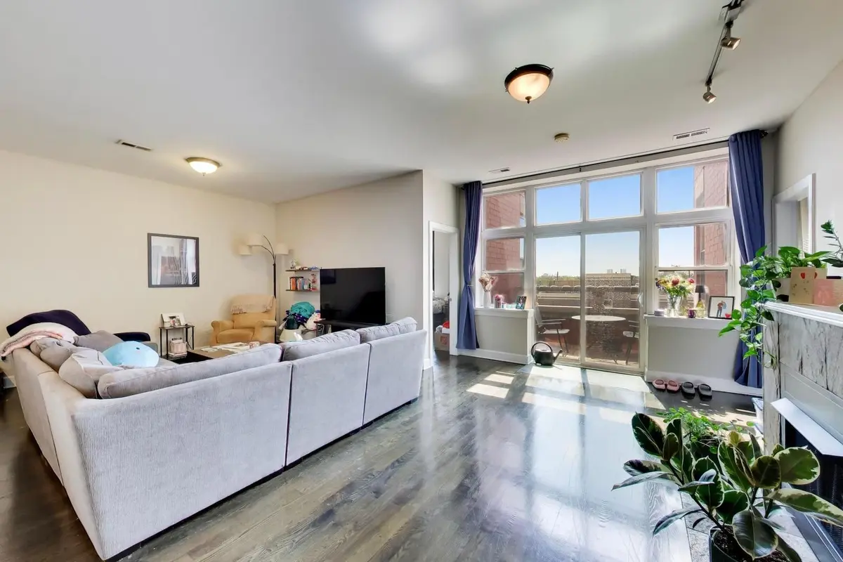 2700 W Belmont Avenue