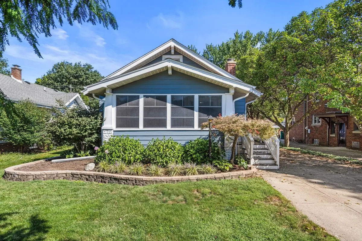 922 W Daniel Street