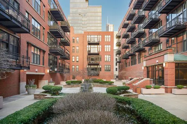 333 W HUBBARD Street