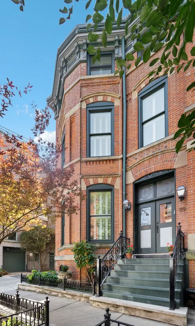 119 W Delaware Place