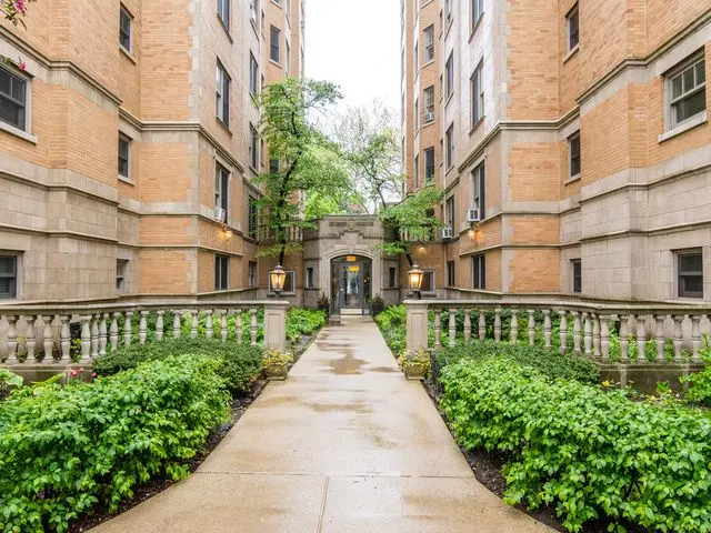 609 W Stratford Place
