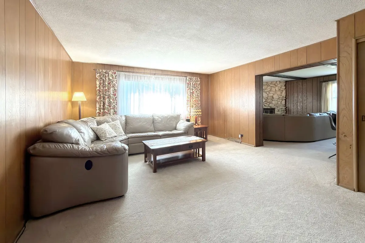 2022 E Woodview Drive