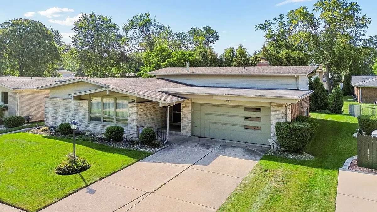 1050 W Strieff Lane