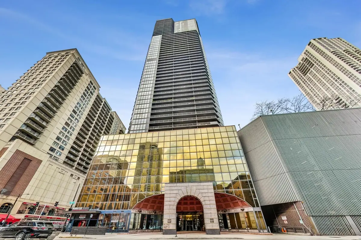 10 E ONTARIO Street