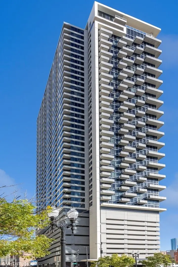 235 W VAN BUREN Street