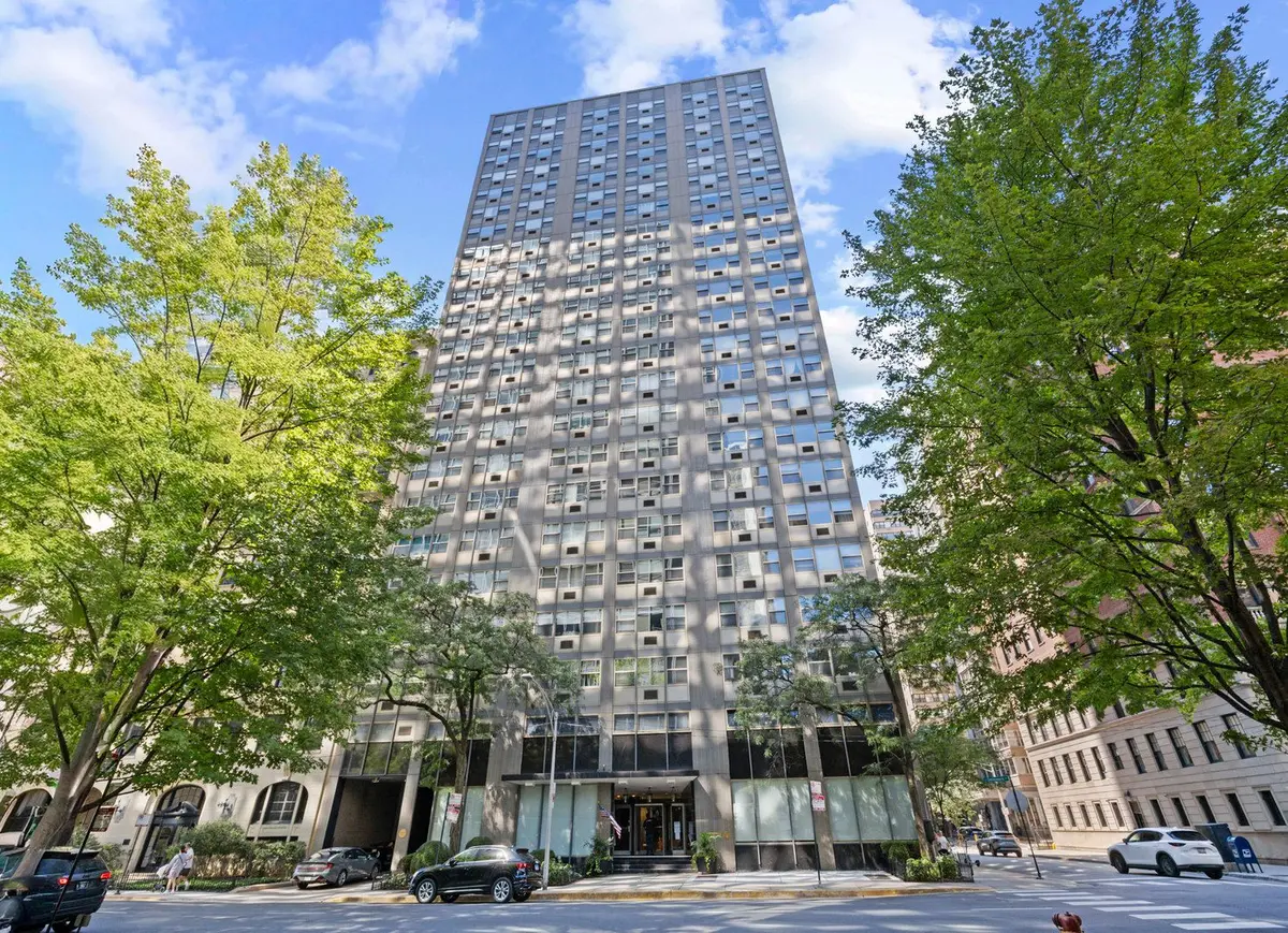 253 E Delaware Place