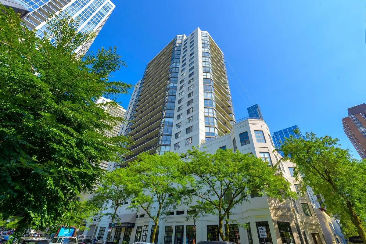 33 W Delaware Place