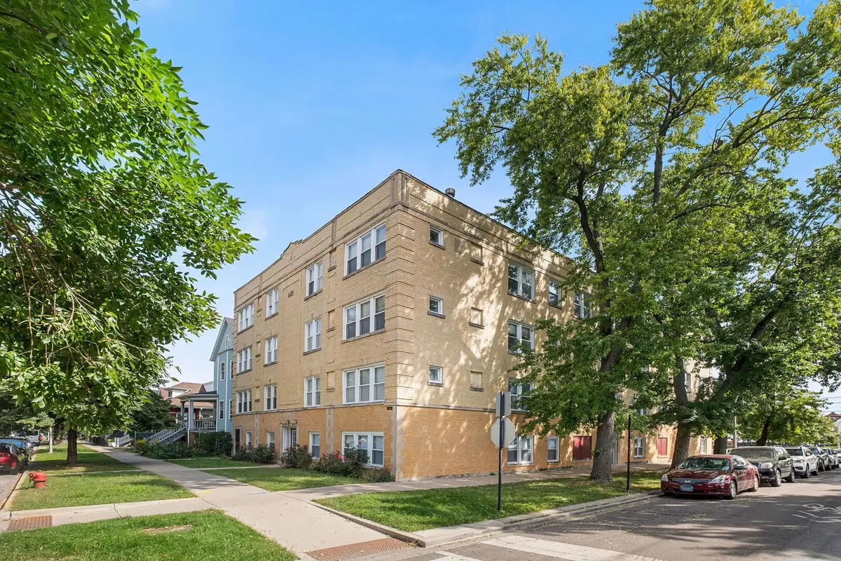 3224 W Berteau Avenue