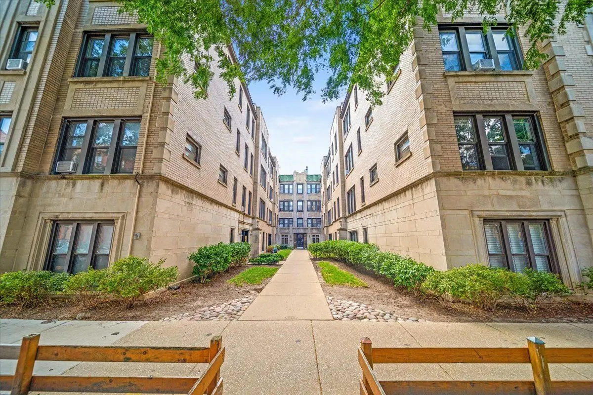 641 W ROSCOE Street