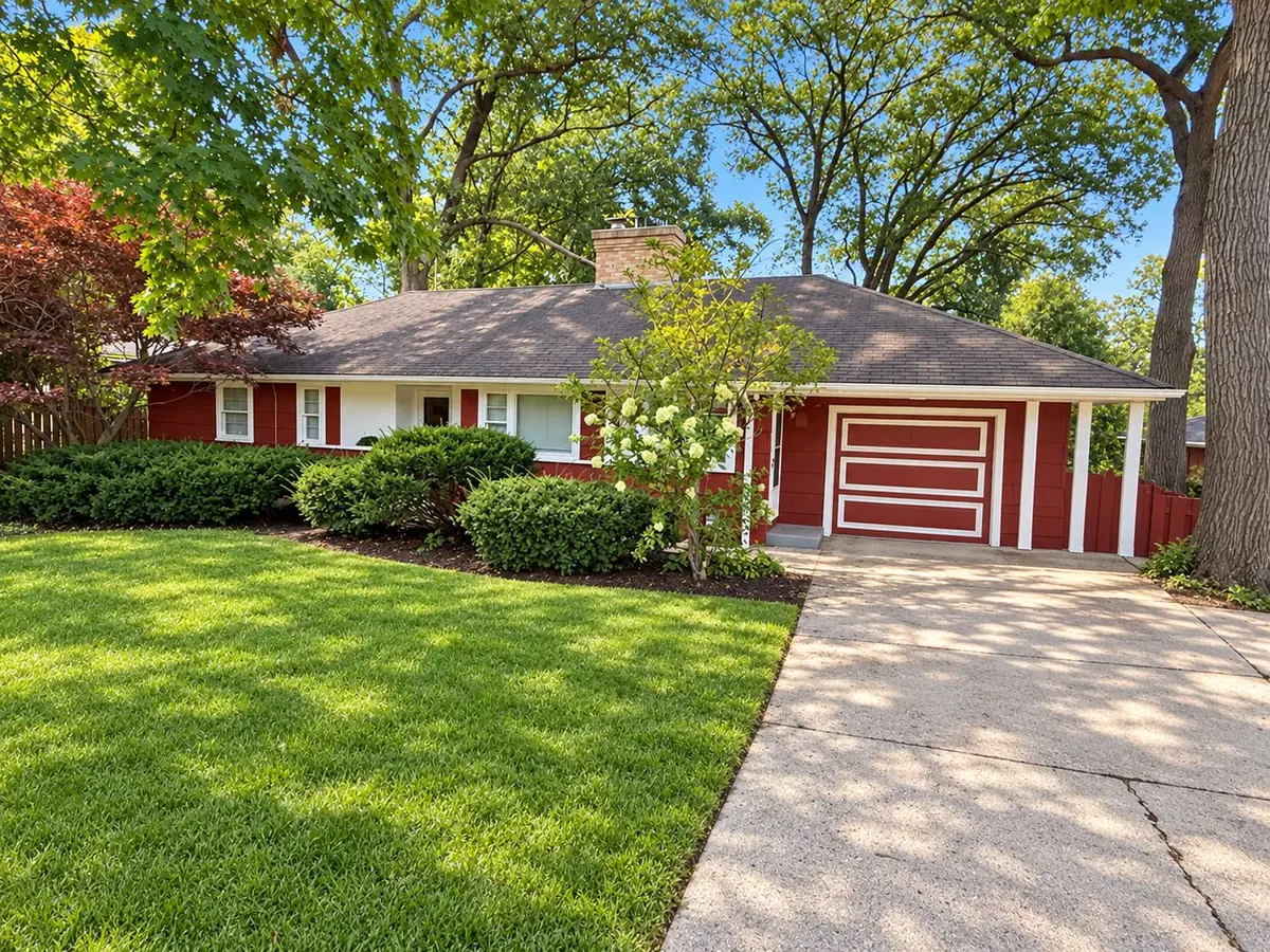 2811 FOREST Lane