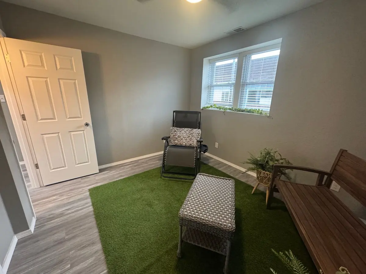 225 Main Street S