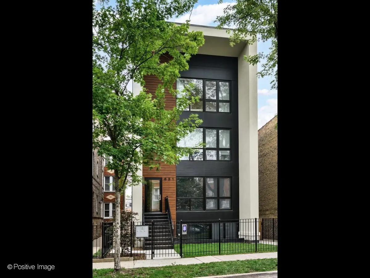 831 N Maplewood Avenue