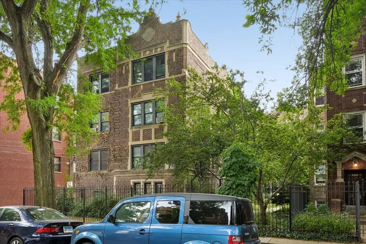 2013 W Farragut Avenue