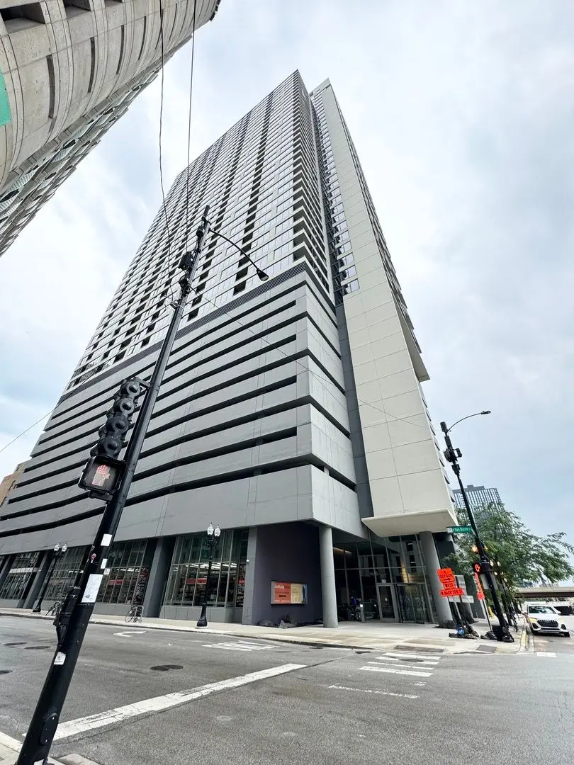 235 W VAN BUREN Street