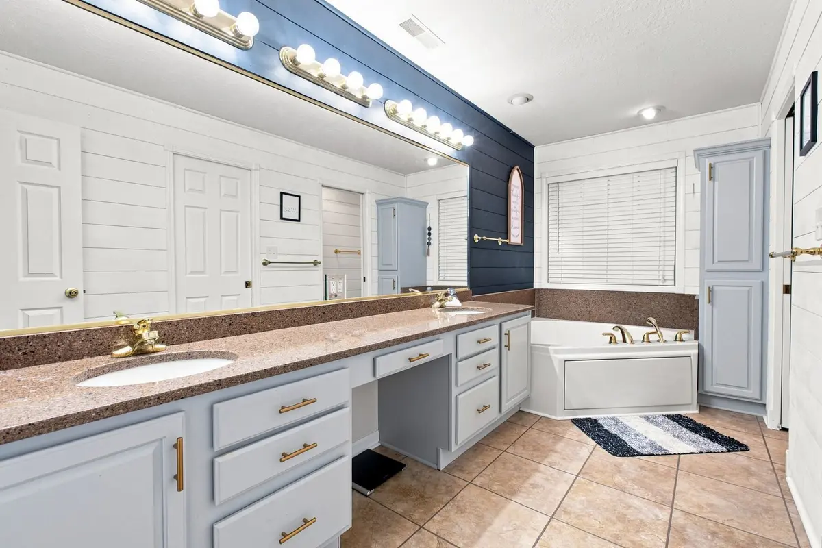 1521 Broadmoor