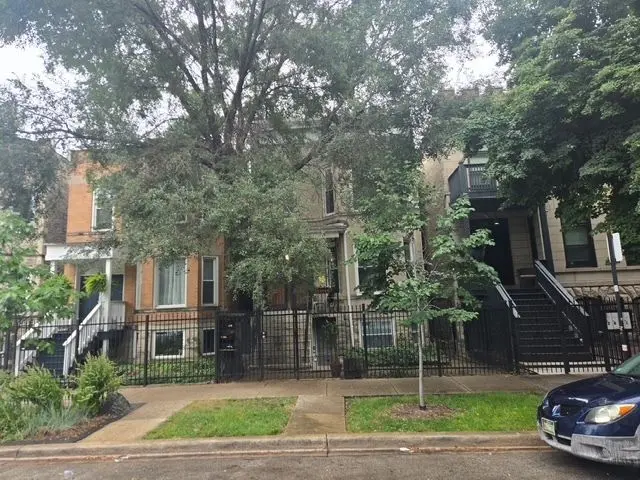 2833 N Albany Avenue