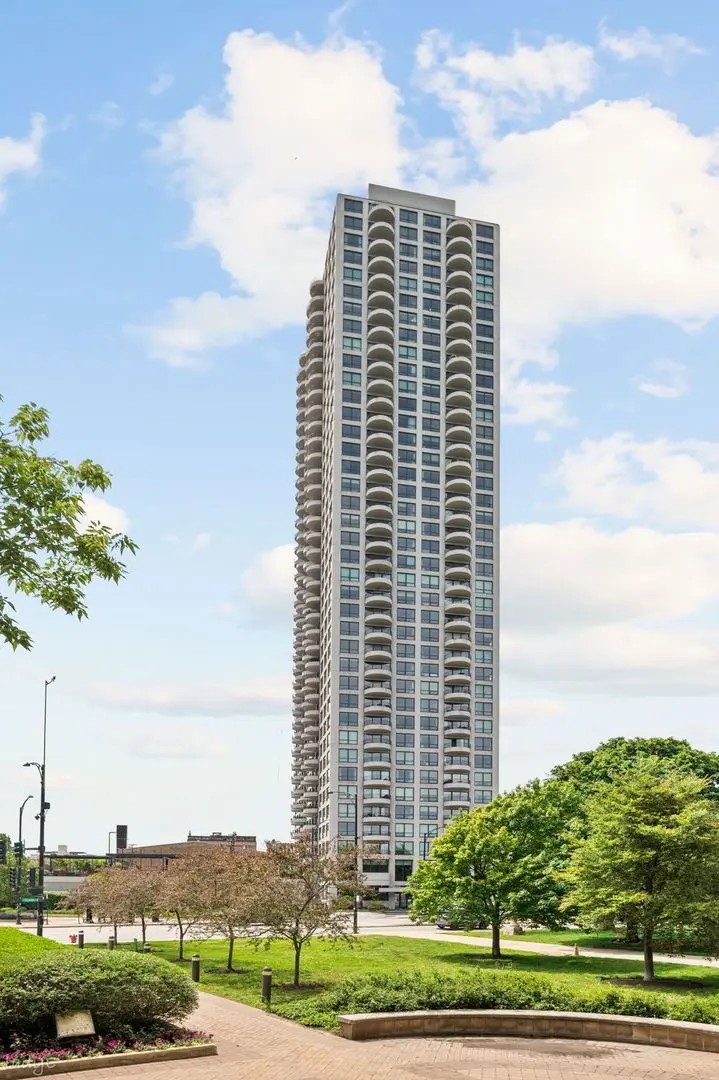 2020 N Lincoln Park West