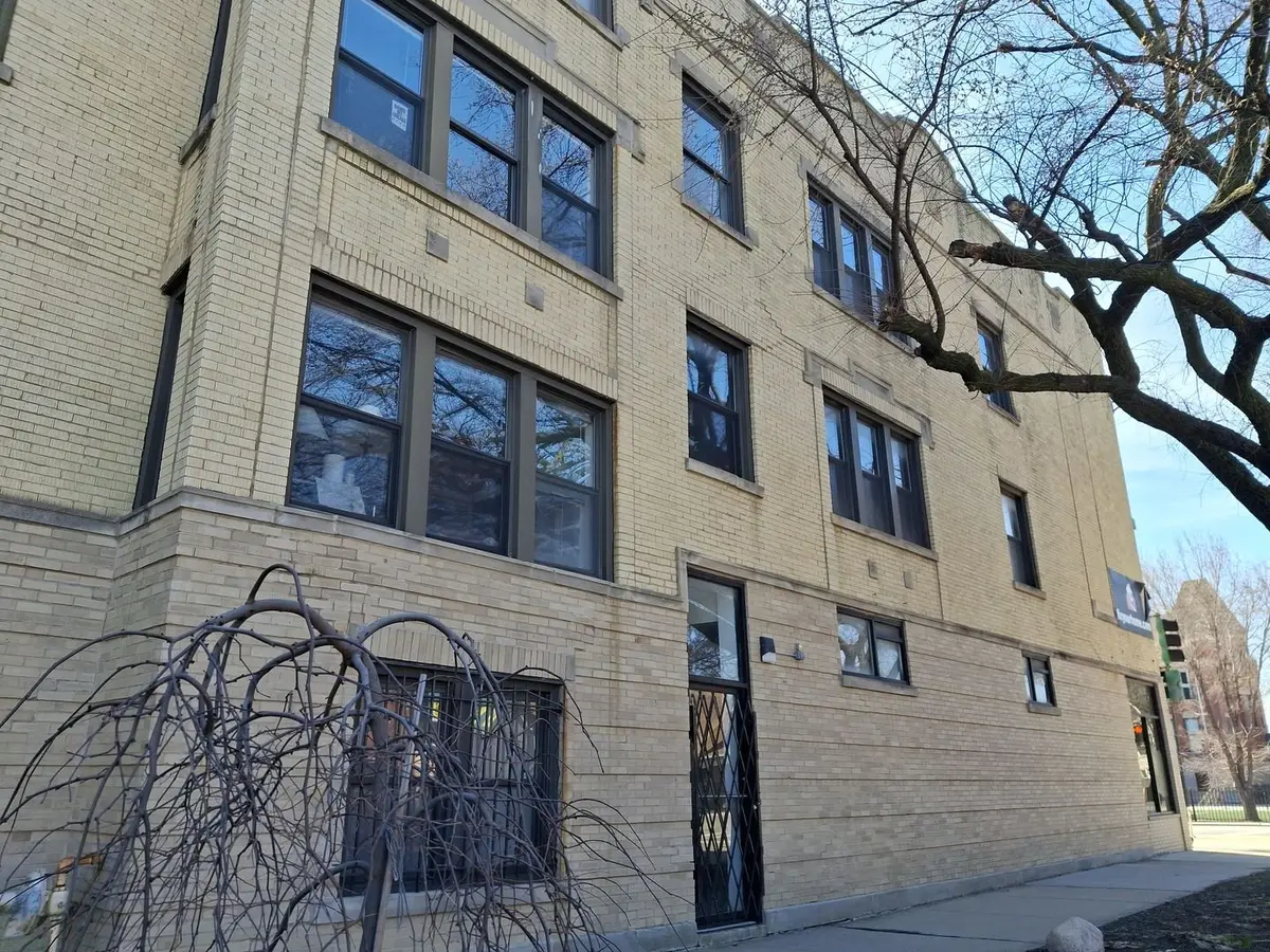 3149 W Wellington Avenue