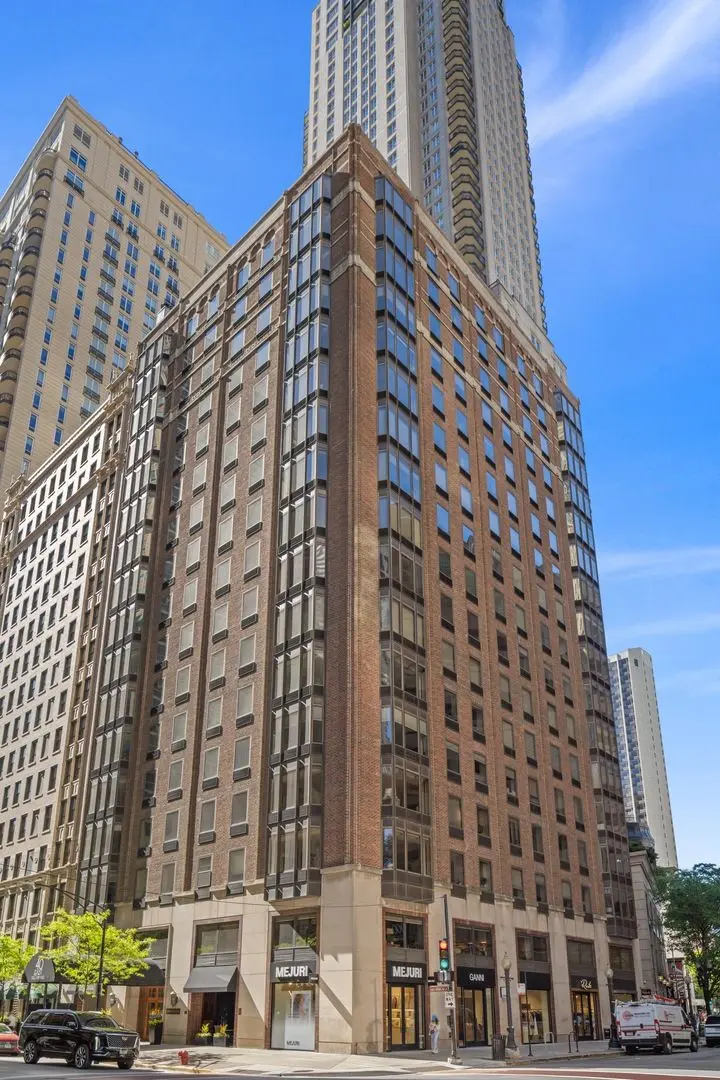40 E Delaware Place
