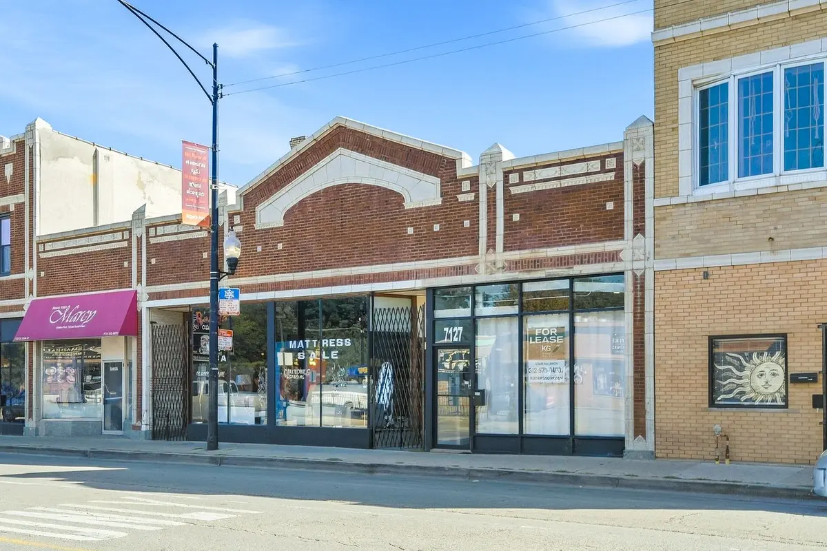 7127 N Clark Street