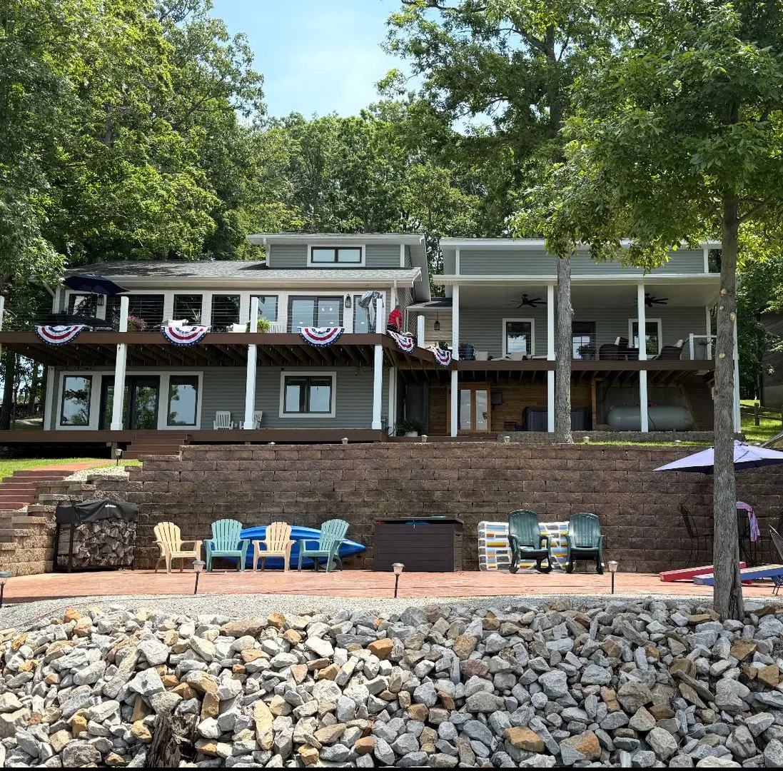 1045 LAKESHORE Drive N